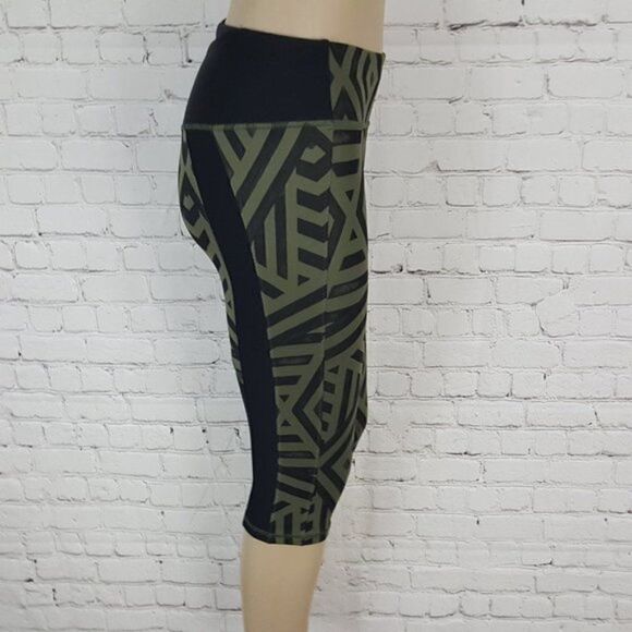 Lululemon Chevron Fatigue Clip-In Crop pants Green 4 - Picture 5 of 10